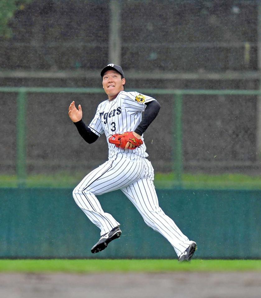 アメリカンノックの打球を懸命に追う大山　