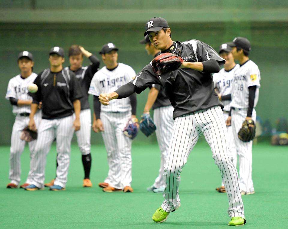 　ナインとノックを受ける藤浪（手前）