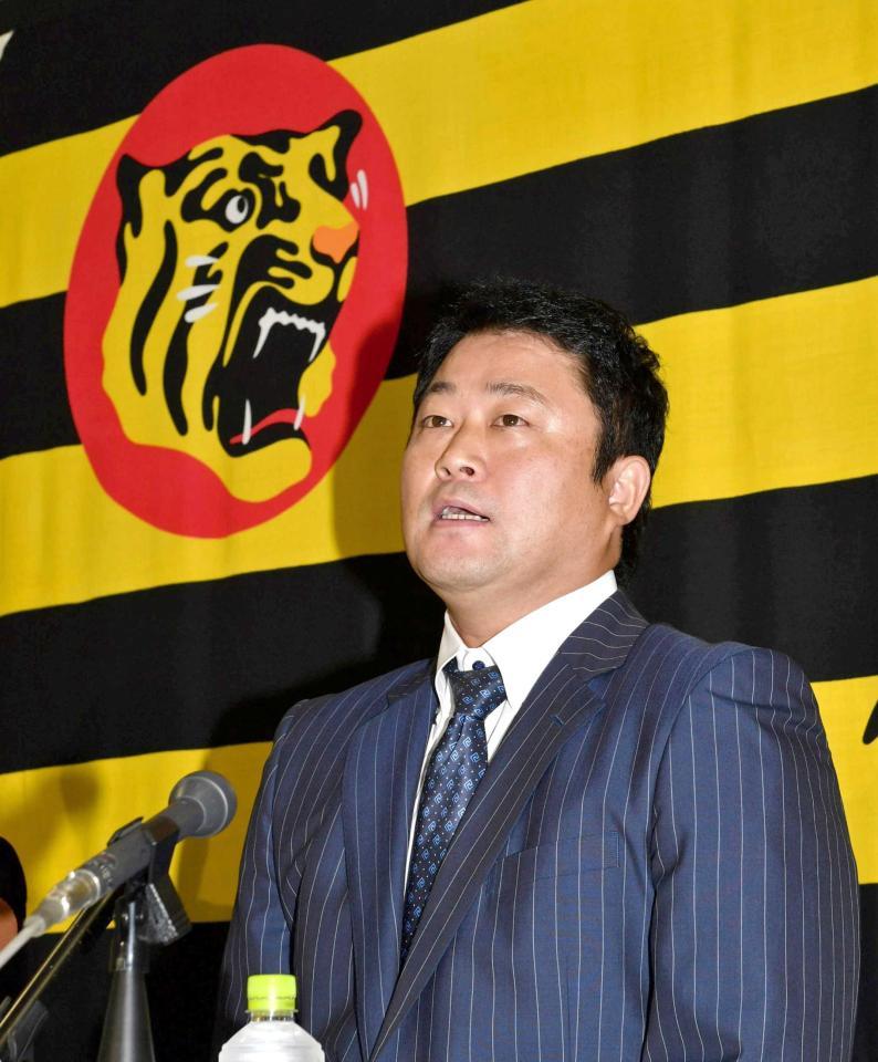 　阪神の２軍育成コーチに就任が決まり、意気込みを話す安藤（撮影・持木克友）