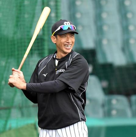 バットを手に笑顔を見せる矢野２軍監督　