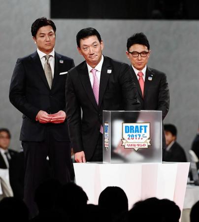 早実・清宮の交渉権をかけ左手でくじを引く金本監督