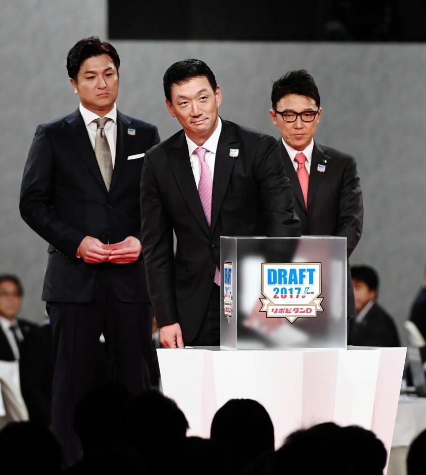 早実・清宮の交渉権をかけ左手でくじを引く金本監督