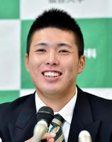 指名あいさつを終え笑顔で会見する馬場皐輔＝宮城県・仙台大学（撮影・園田高夫）