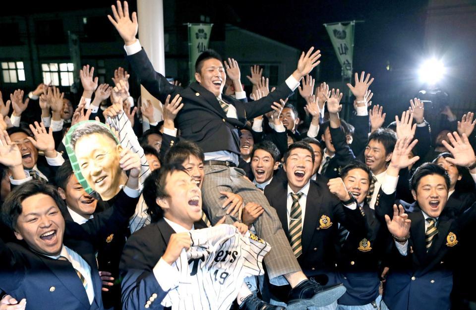 　阪神に１位指名され、野球部員たちに胴上げされる仙台大・馬場（中央）