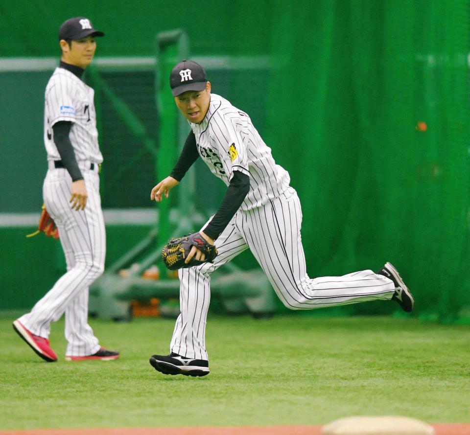 　二塁のポジションに就き、ノックを受ける大山（右）＝撮影・北村雅宏