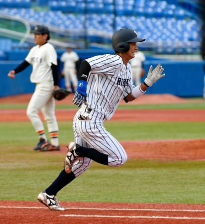 　９回塁、サヨナラのチャンスで内野ゴロに倒れる立大・熊谷（撮影・金田祐二）