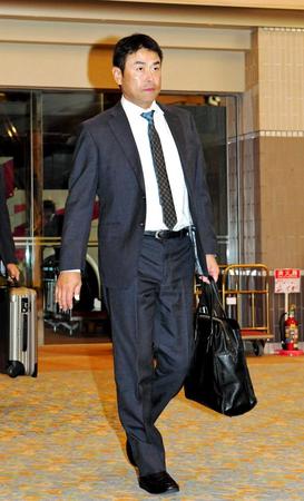 　宿舎入りする香田コーチ（撮影・高部洋祐）