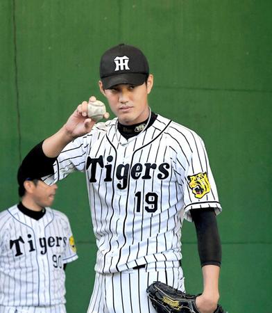 　ブルペンでボールの握りを見せる藤浪（撮影・北村雅宏）