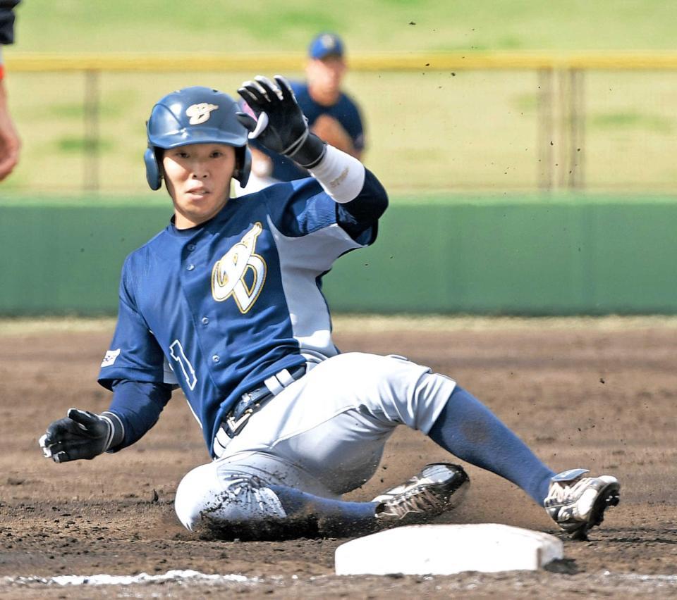 　２回、右中間に適時打を放ち、三塁へ滑り込む上武大・島田（撮影・金田祐二）