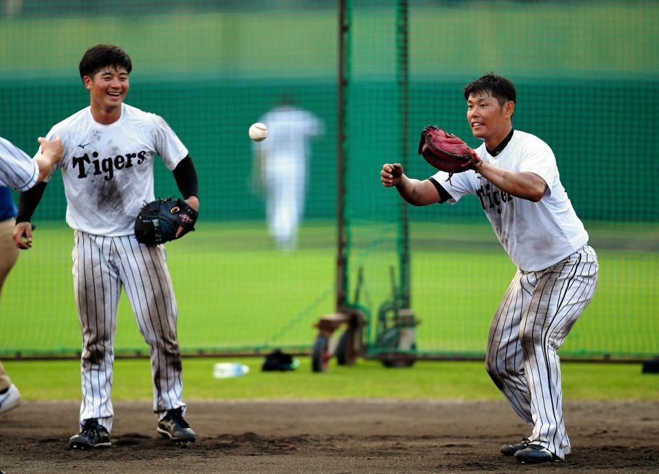 　坂本（左）と特守に臨む原口（撮影・北村雅宏）