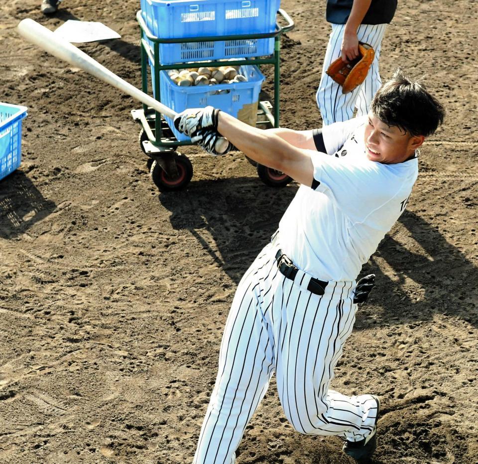 ロングティーで汗を流す高山　