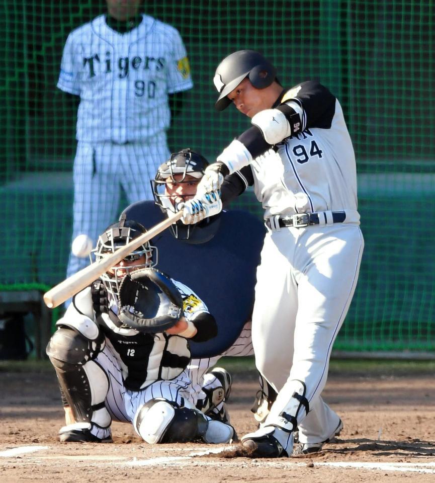 紅白戦の４回、ソロを放つ阪神・原口文仁＝安芸市営球場（撮影・北村雅宏）