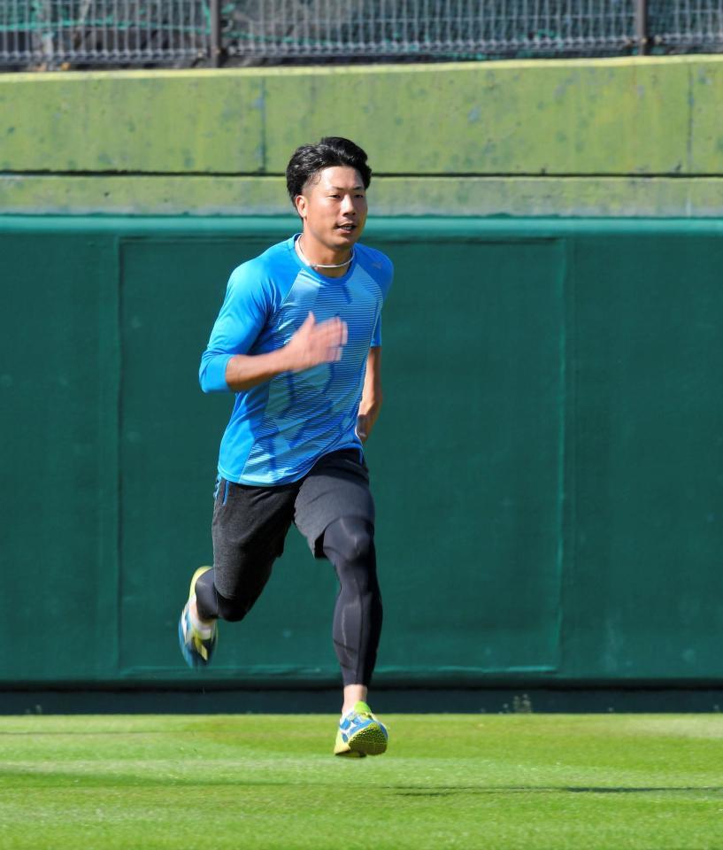 ダッシュする阪神・石崎剛＝安芸市営球場サブグラウンド（撮影・北村雅宏）