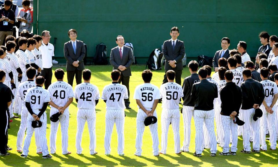 　練習前、選手、首脳陣の前であいさつをする揚塩・新球団社長（中央）＝撮影・田中太一