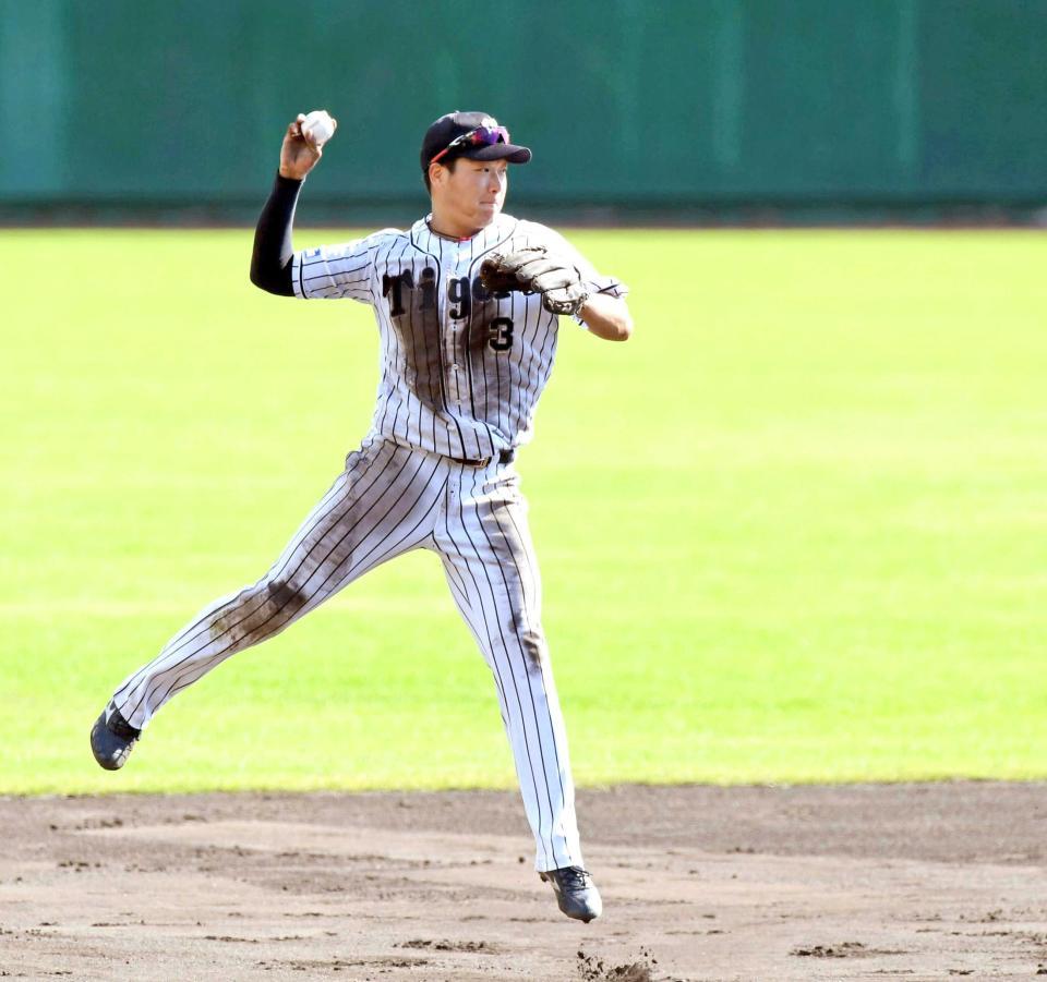 　ショートの守備に就き、一塁へ送球する大山（撮影・田中太一）