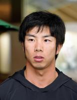 契約更改を終え、記者の質問に答える阪神・緒方凌介＝芸西村のホテル（撮影・高部洋祐）