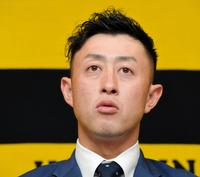契約更改交渉を終え、会見する阪神・今成亮太＝阪神球団事務所（撮影・高部洋祐）