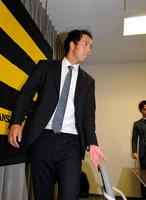契約更改交渉を終え、会見の席につく阪神・青柳晃洋＝阪神球団事務所（撮影・高部洋祐）