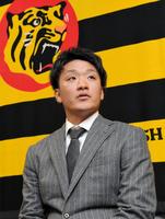 契約更改交渉を終え、会見する阪神・松田遼馬＝阪神球団事務所（撮影・高部洋祐）
