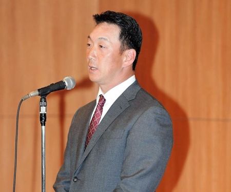 あいさつする金本監督＝大阪市内