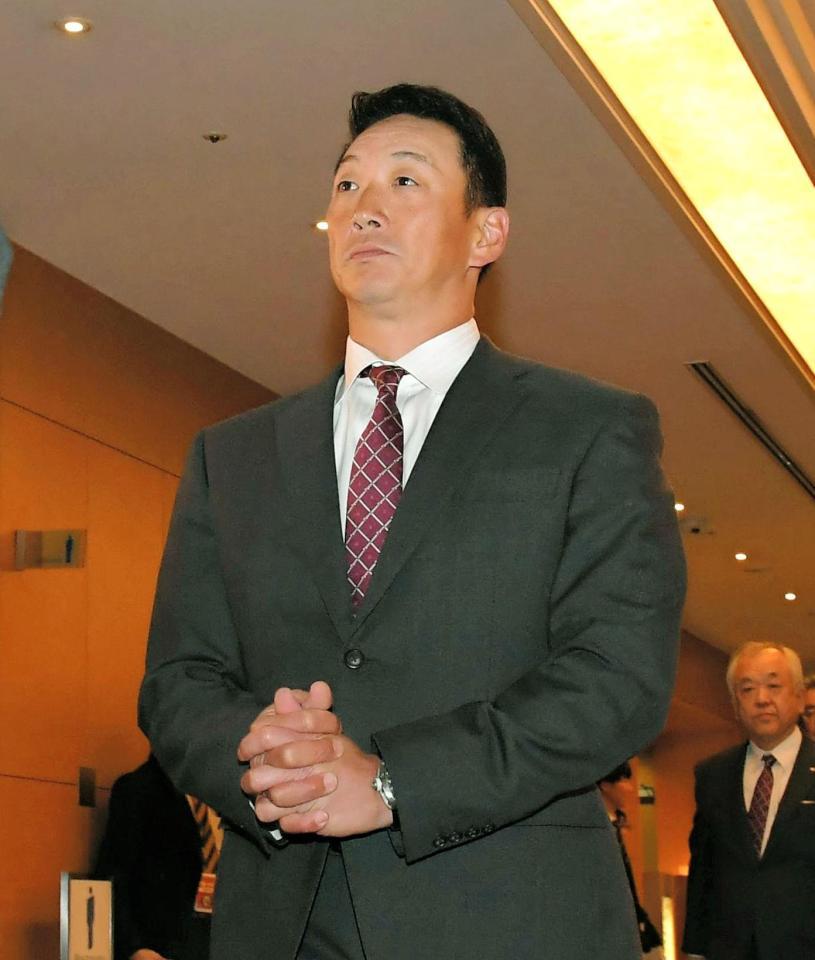 球団納会の会場に入る金本監督