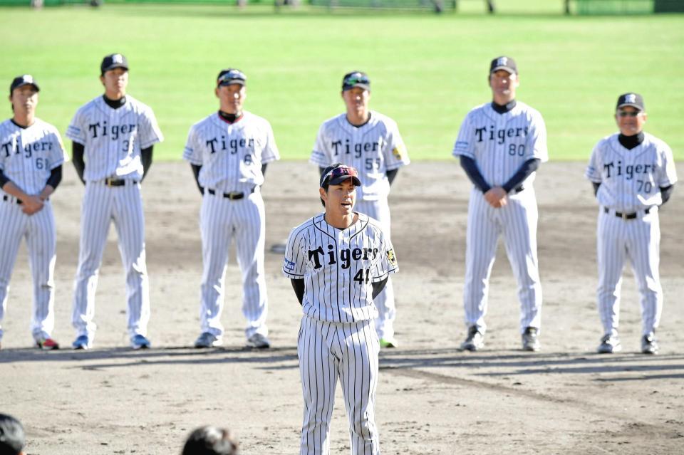 　秋季キャンプの打ち上げで円陣の中央に立ちあいさつする梅野＝１９日