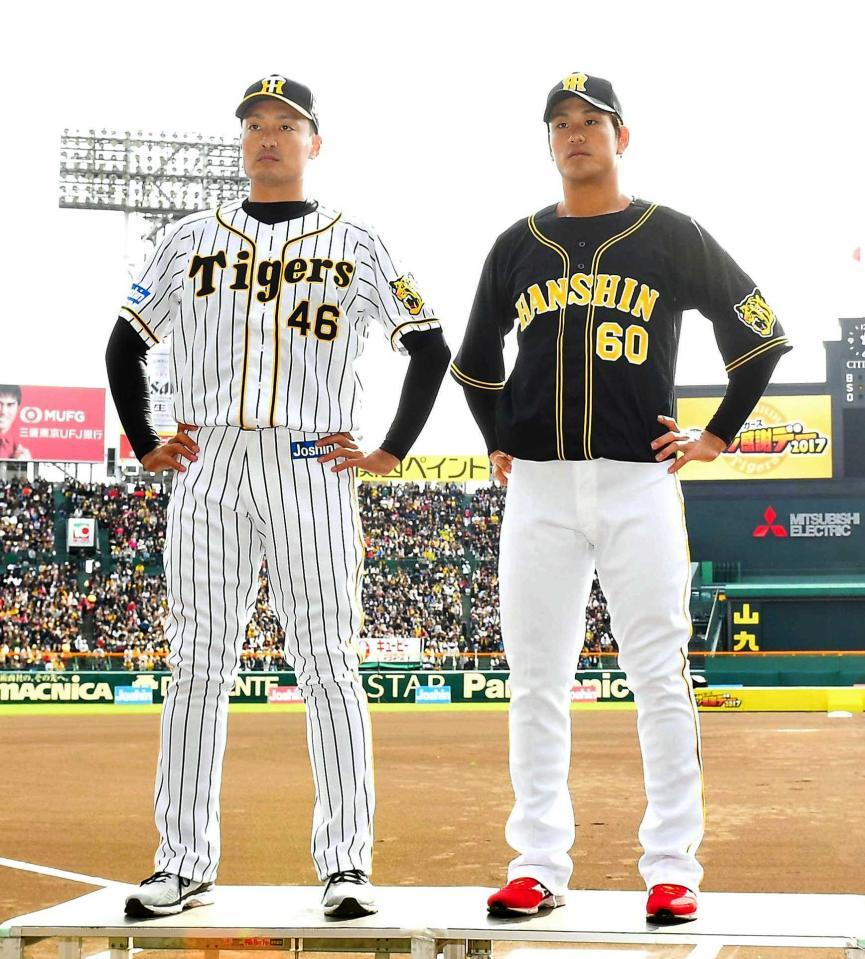 来季着用するユニホームを披露する秋山（左）と中谷（撮影・北村雅宏）　　