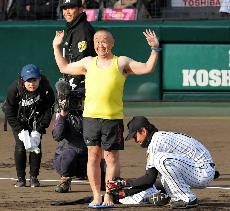 ナインが去った後、タンクトップ姿にになる松村邦洋（中央）。右はクルクル回転させる藤浪（撮影・高部洋祐）