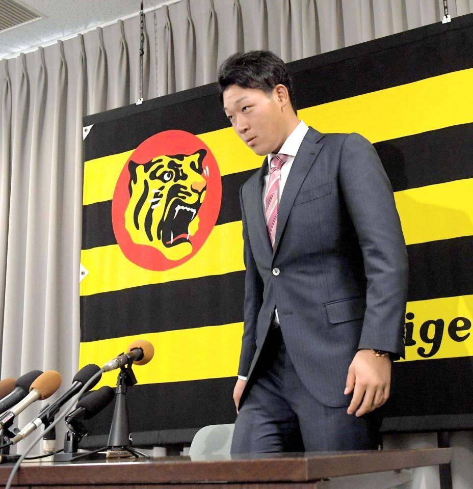 　契約更改の後、表情を変えず記者会見に臨む大山（撮影・北村雅宏）