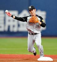 　二遊間争いに臨む糸原