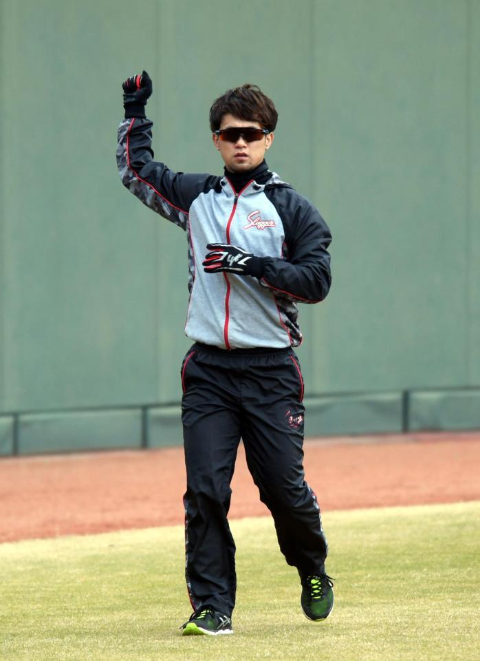 屋外でトレーニングする阪神・上本博紀＝甲子園（撮影・山口登）