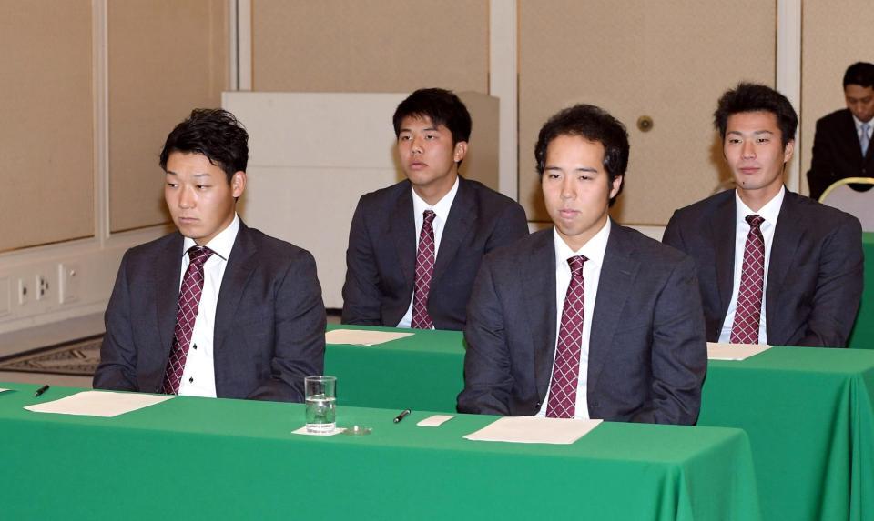 新人研修会に参加する（左から）大山、才木、青柳、藤谷（撮影・飯室逸平）