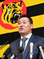 契約更改交渉を終え、会見する阪神・福留孝介＝阪神球団事務所（撮影・高部洋祐）
