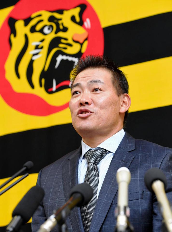 契約更改交渉を終え、会見する阪神・福留孝介＝阪神球団事務所（撮影・高部洋祐）