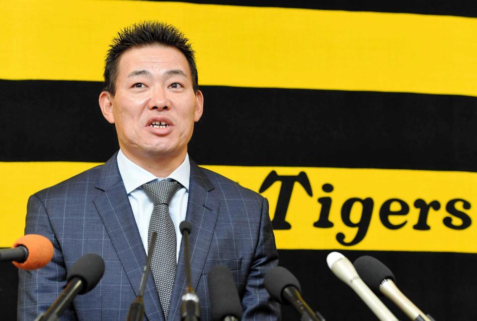 　契約更改交渉を終え、会見する福留（撮影・高部洋祐）