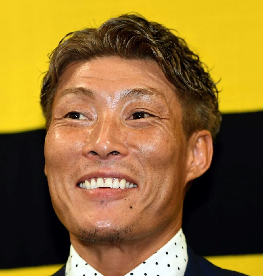 会見で笑顔を見せる阪神・糸井嘉男＝阪神球団事務所（撮影・田中太一）