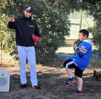 笑顔で投げ方教室に参加する藤谷