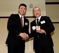 仙台大・森本監督（右）に感謝の品を贈り、笑顔の馬場（撮影・金田祐二）