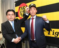 入団会見でタテジマでの活躍を誓う阪神・尾仲祐哉（右）＝阪神球団事務所（撮影・飯室逸平）