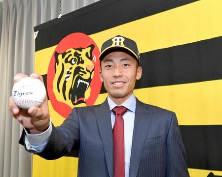 　阪神の入団会見を終え、活躍を誓う尾仲＝撮影・飯室逸平