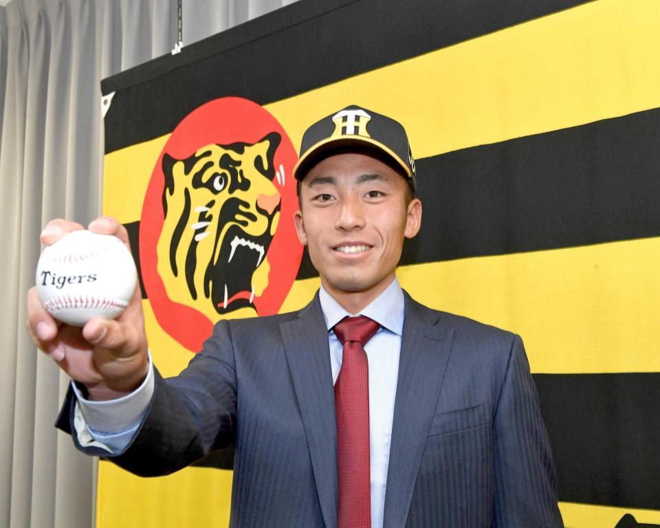 　阪神の入団会見を終え、活躍を誓う尾仲＝撮影・飯室逸平