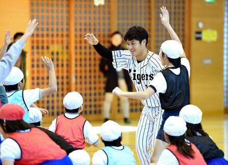 子どもたちと体育の授業を行う阪神・坂本誠志郎＝練馬区立南田中小学校（撮影・棚橋慶太）