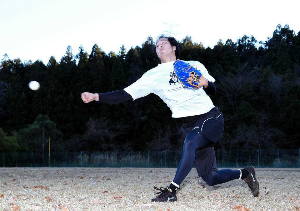 　力のこもったキャッチボールを行う青柳（撮影・棚橋慶太）