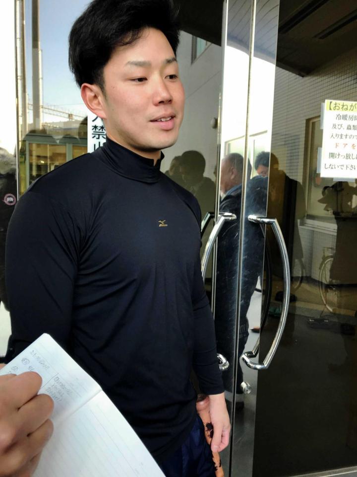 　若手選手らによる強化練習を終え、来季に向けて意気込みを語る糸原