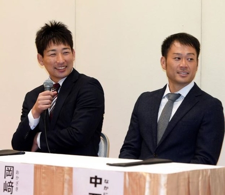 トークショ-で笑顔を見せる岩崎（左）と岡崎