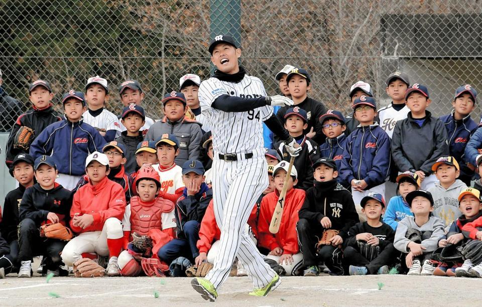 　野球教室でロングティーを披露する原口（中央）＝撮影・堀内翔