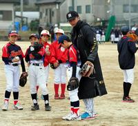 野球少年にアドバイスをする松田＝雲仙市吾妻農村広場