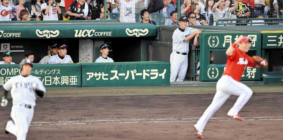 　広島の優勝を見届ける阪神ベンチ