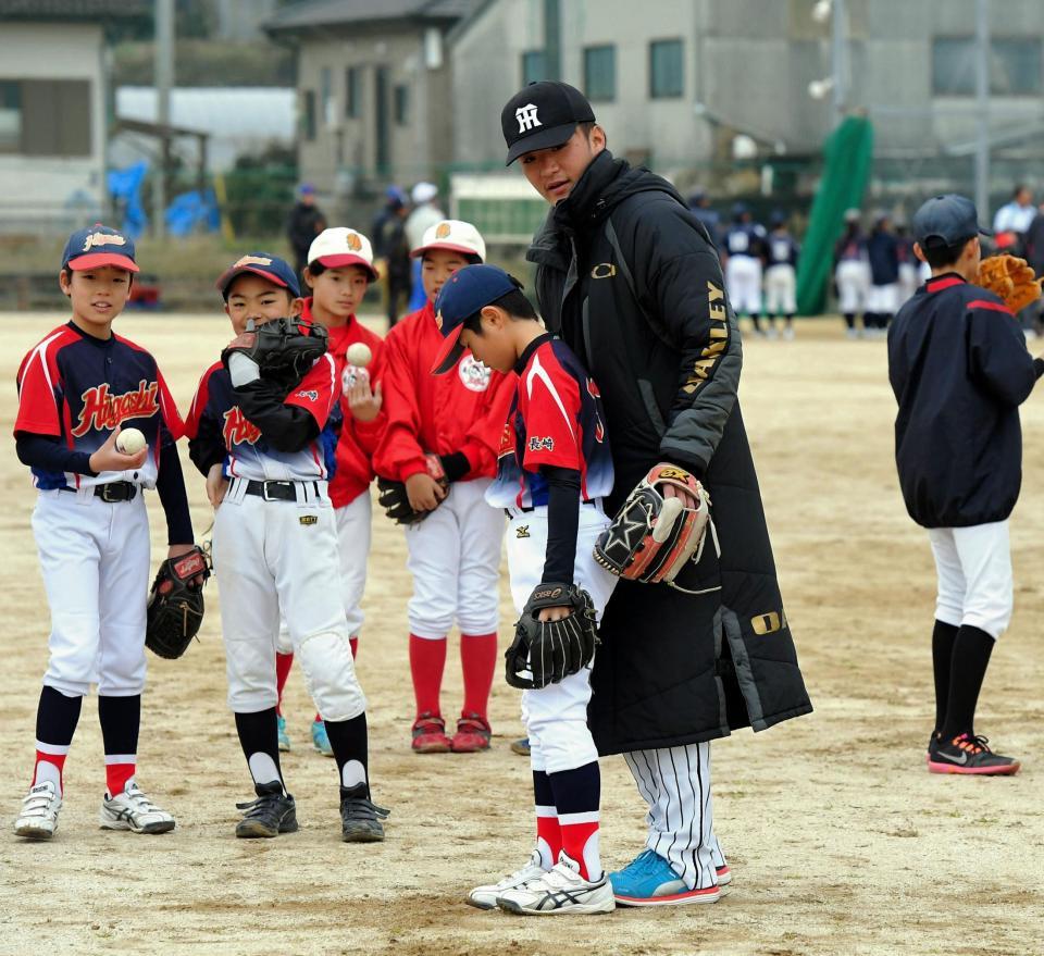 野球少年にアドバイスをする松田＝雲仙市吾妻農村広場