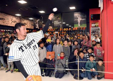 　子供たちの前でキャッチボールのお手本を披露する岩田（撮影・飯室逸平）